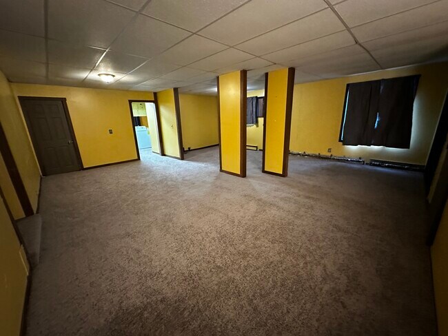 Sala de estar del primer piso, ángulo 1 - 3431 19th Ave E