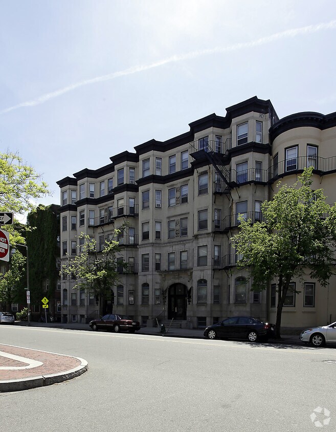 Fotografía del edificio - 28 Westland Ave