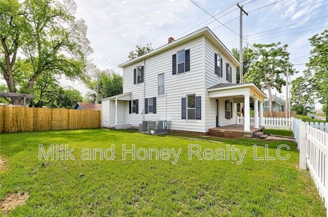 Building Photo - 312 S Ash St