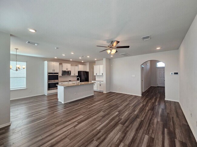 Foto del edificio - AVAILABLE NOW!