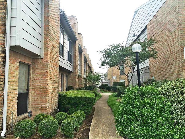 Building Photo - 2100 Wilcrest Dr