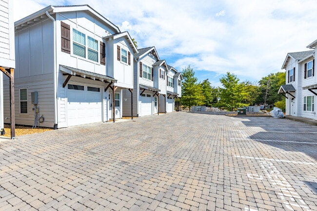 Foto del edificio - Convenient Nashville Rental Near Percy Pri...