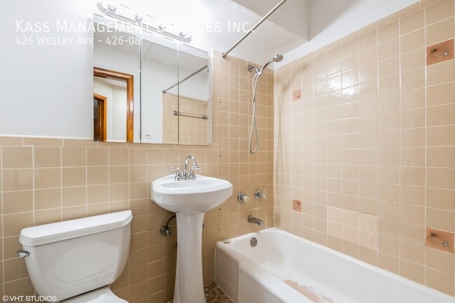 Building Photo - Spacious 1 Bed in Oak Park - New LVP floor...