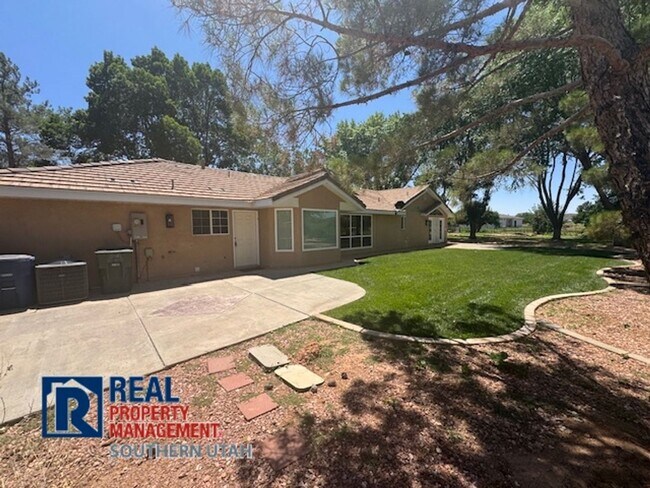 Foto del edificio - Hurricane Home on Large Lot