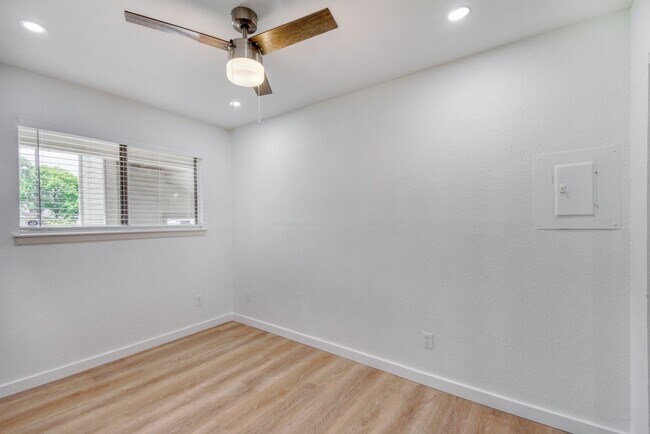 Foto del edificio - 2500 Burleson Rd