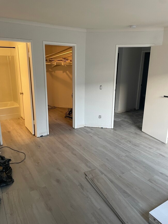 Empty master bedroom - 12616 Lakeshore Dr