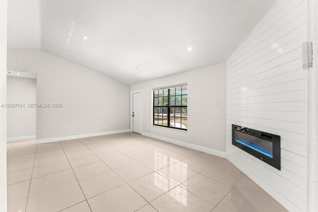 Foto del edificio - 18055 Sycamore Dr W