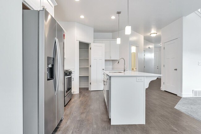 Foto del edificio - ROW END TOWNHOUSE W 2 CAR GARAGE + AMENITIES