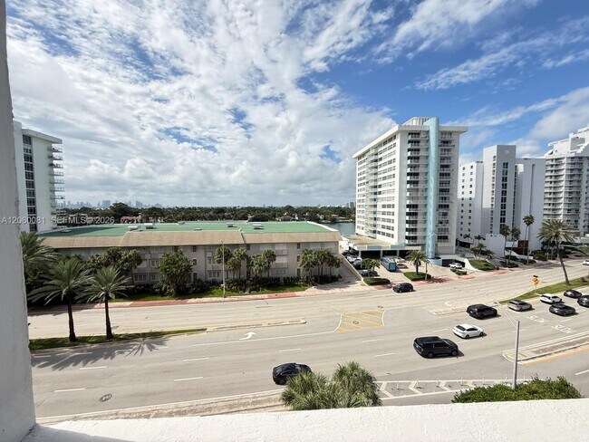 Foto del edificio - 5825 Collins Ave