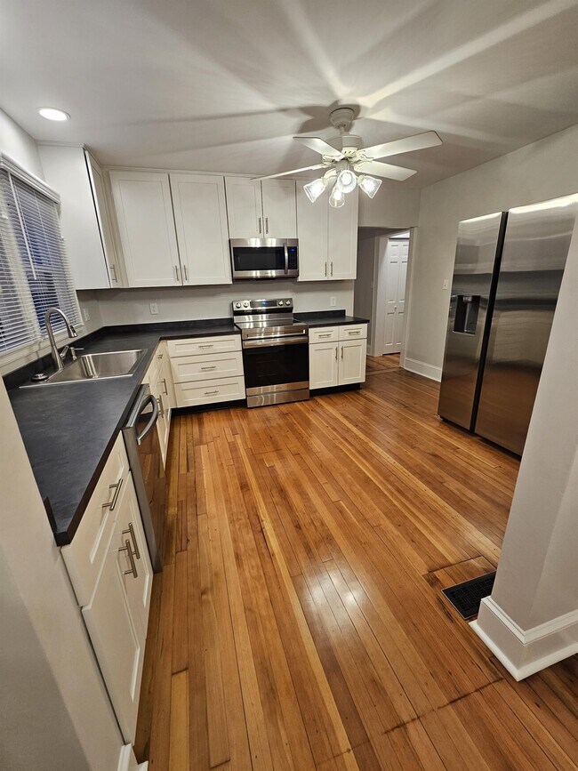 Foto del edificio - 1323 Winfield Dr