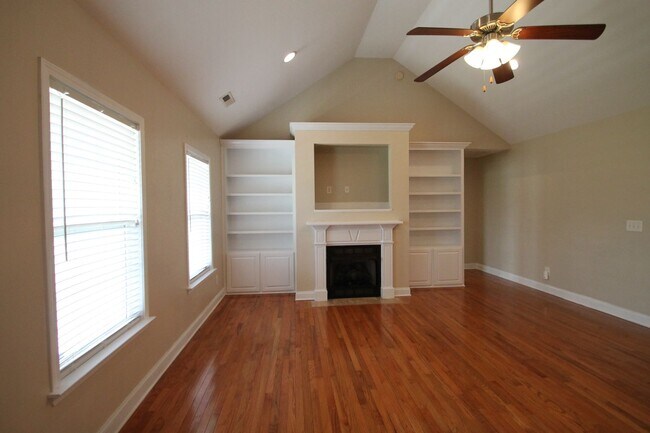 Foto del edificio - Exclusively Offered by Muse Realty Rentals...