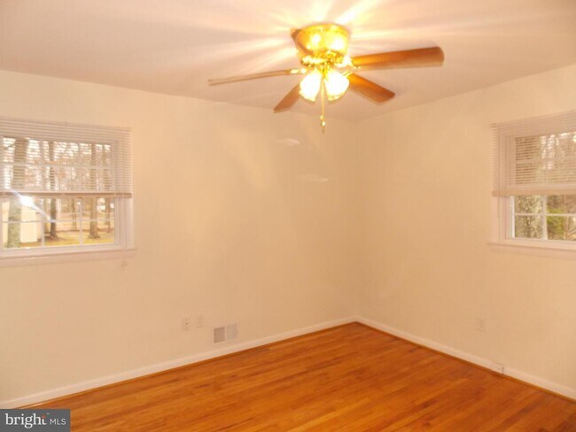 Building Photo - 9286 Rollingwood Dr