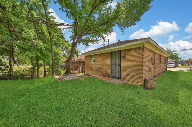 Building Photo - 2310 Kabee St