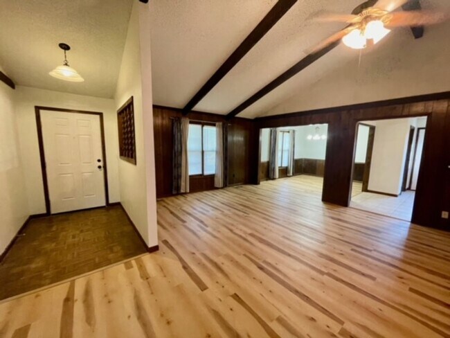 Foto del edificio - 3839 N Stewart Ave