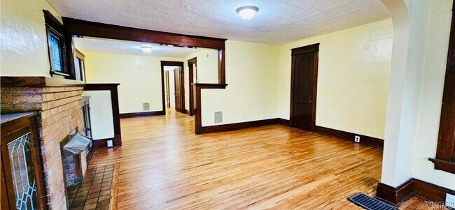 Foto del edificio - 320 Jewett Ave