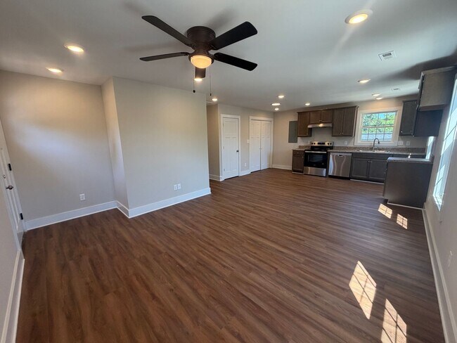Foto del edificio - New Construction Second Floor Duplex