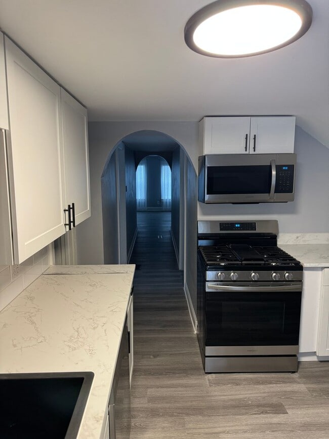 Foto del edificio - 2nd floor 2 bedroom 1 bath newly remodeled unit