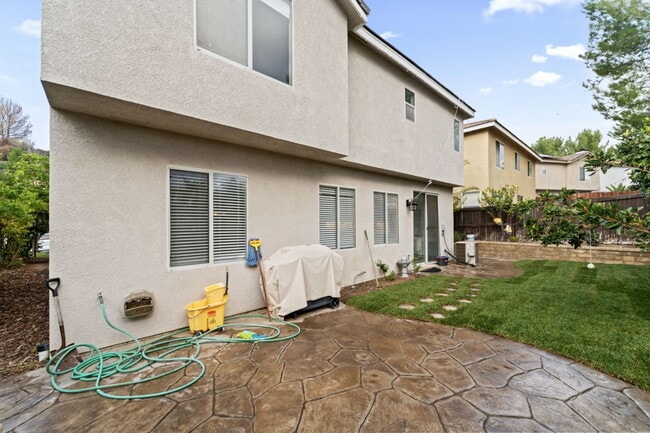 Building Photo - "Charming 4-Bedroom Santa Clarita Home with Fireplace – Spacious 2,623 Sq. Ft. Retreat!"