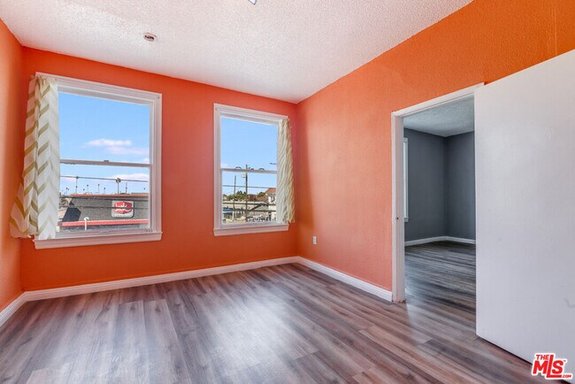 Foto del edificio - 256 W Florence Ave