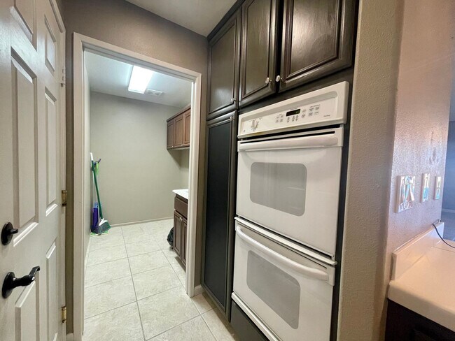 Foto del edificio - COMING SOON!!! Exquisite 3 Bedroom, 2 Bath...