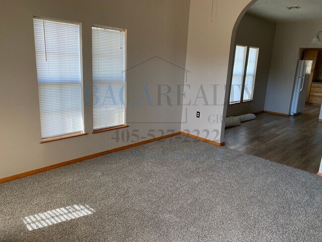 Building Photo - 3BR 1BA house on large lot!