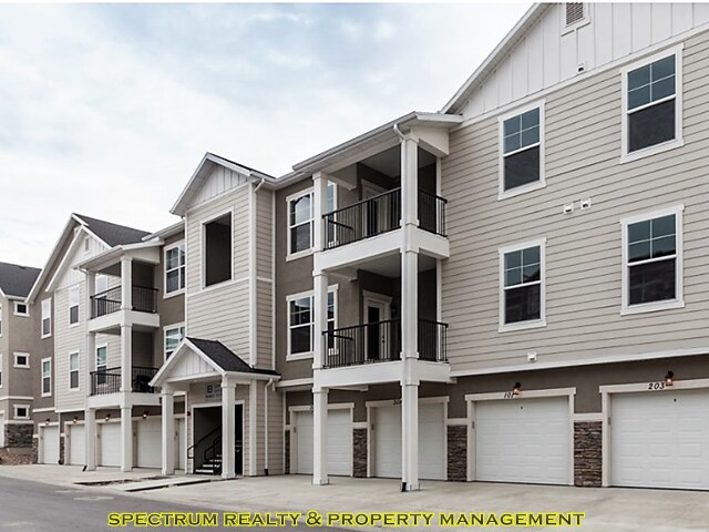 Foto principal - *MOVE IN NOW, DON'T PAY RENT UNTIL 12/15/18*