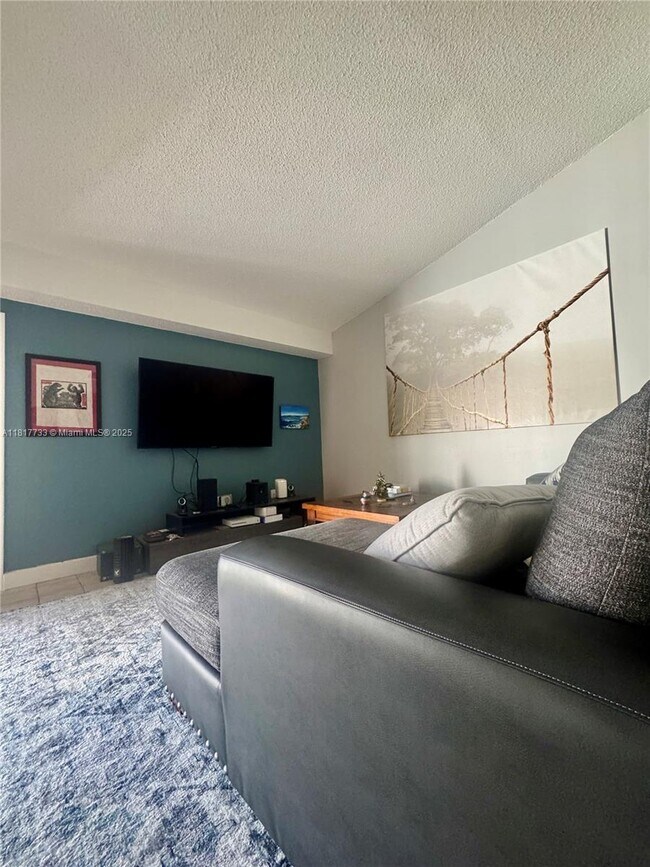 Foto del edificio - 807 NE 214th Ln