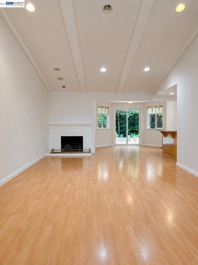 Building Photo - 2516 Dos Rios Dr