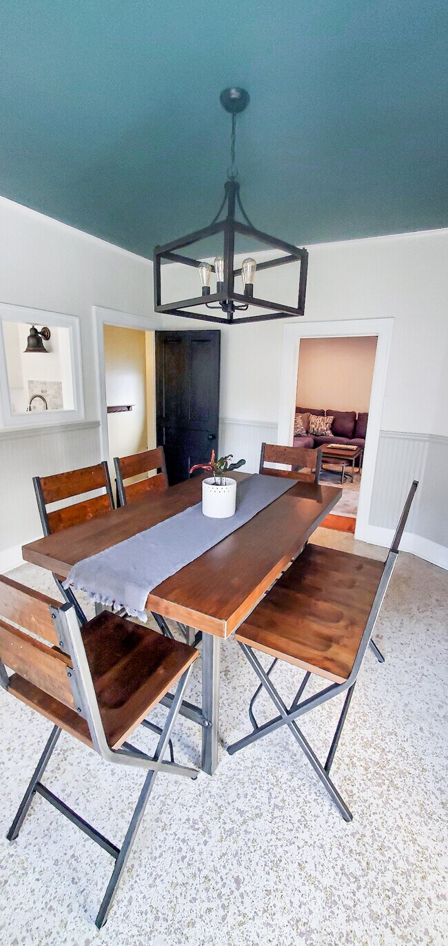 Large Dining Room Great for Hosting - 1912 N 2nd St
