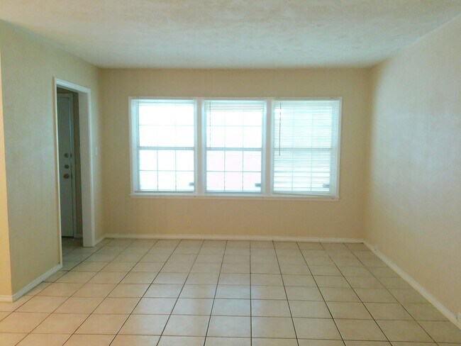 Foto del edificio - 4225 Warwick Dr