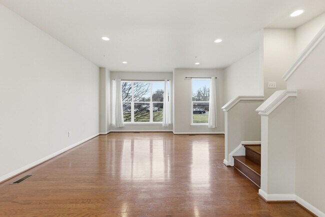 Foto del edificio - Amazing 4 BR/3.5 BA Townhome in Riverdale!
