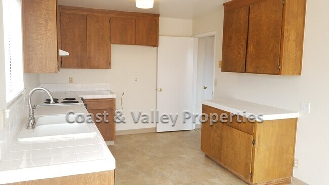 Building Photo - Lovely North Salinas Property!