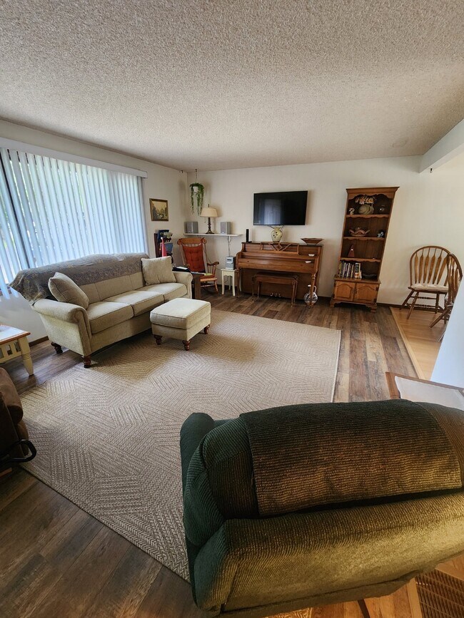 Foto del edificio - Furnished 3BR, 1.5BTH Centrally Located in...