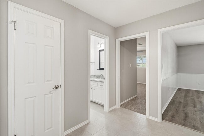 Building Photo - 2119 Williamsburg Ct S