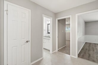 Building Photo - 2119 Williamsburg Ct S