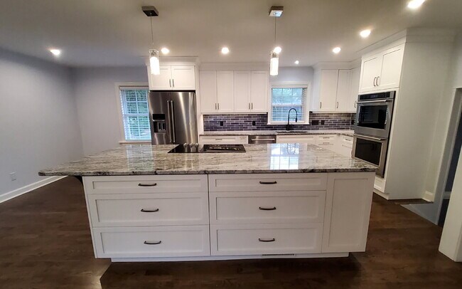 Foto del edificio - "Charming 3-Bed Oasis with Granite Touches & Cozy Fireplace on Spartan Road!"