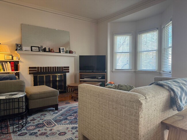 Foto del edificio - Charming Brick Ranch with Finished Basement & Fenced Yard