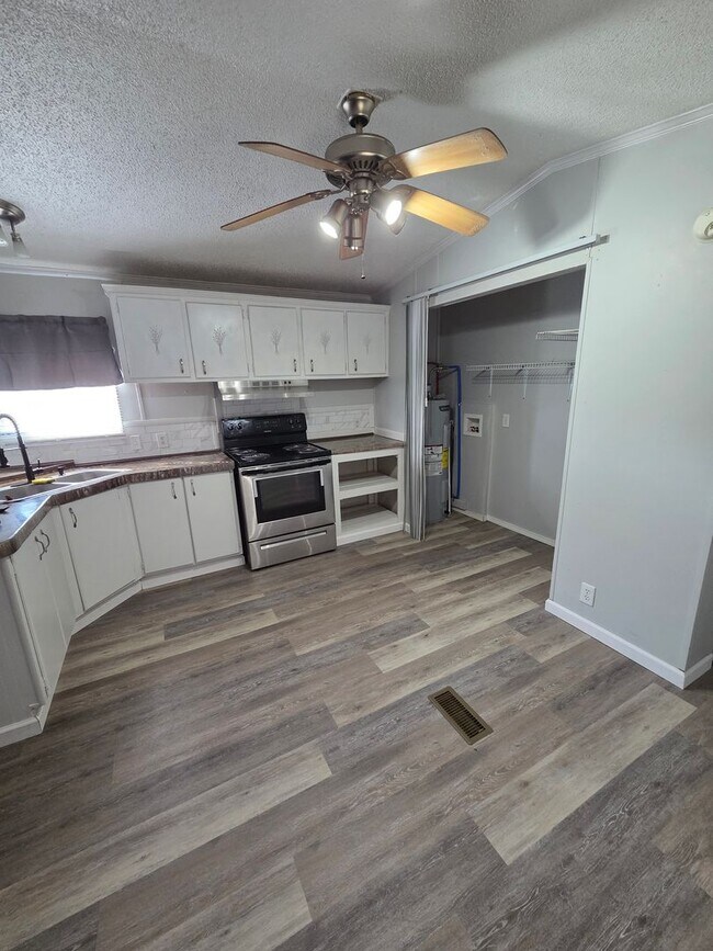 Foto del edificio - 2 bedroom 1 bathroom mobile home for rent