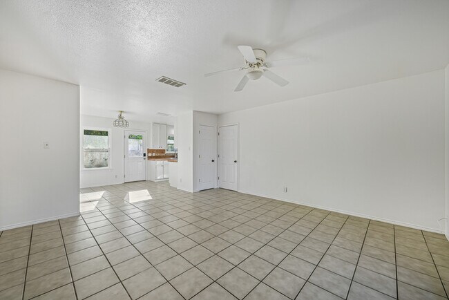 Foto del edificio - 3007 Steck Ave