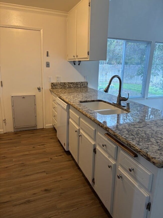 Building Photo - Large 2-Story home in a quiet Cul-de-sac