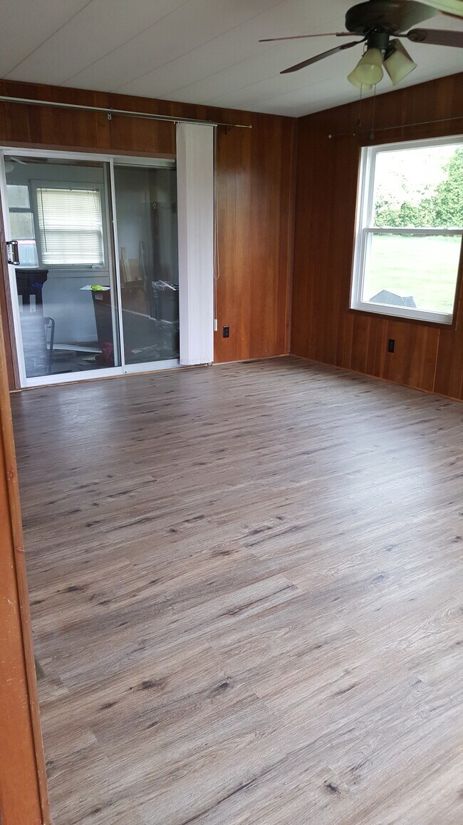 Living room - 123 Brandon Rd