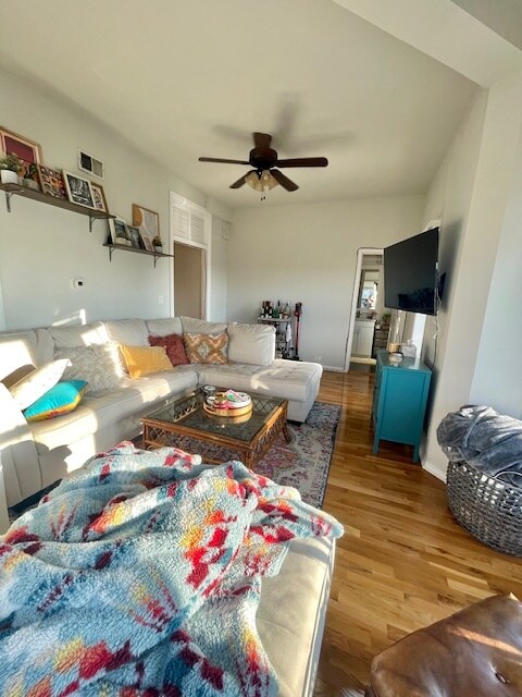 Foto del edificio - 3359 N Southport Ave