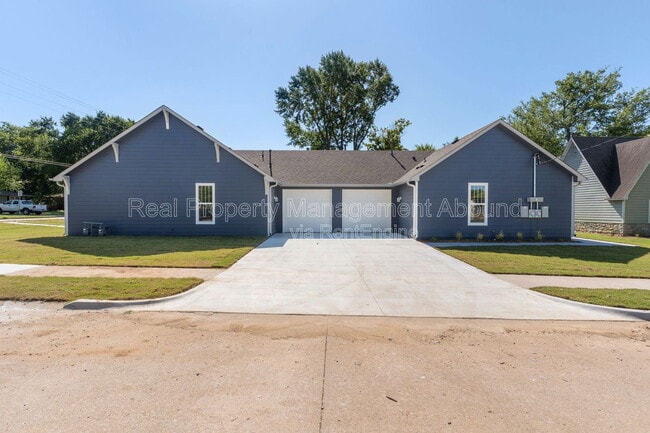 Building Photo - 101 E 11th St S