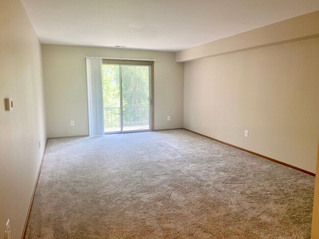 Foto del edificio - Cozy 2 Bedroom, 1 Bath Apartment with Balc...