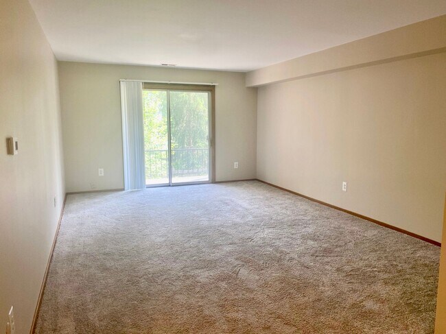 Building Photo - Cozy 2 Bedroom, 1 Bath Apartment with Balc...