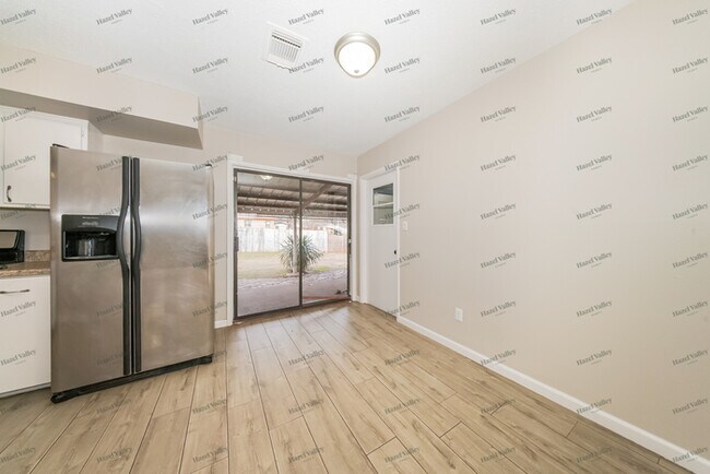 Foto del edificio - 1329 McGregor Dr