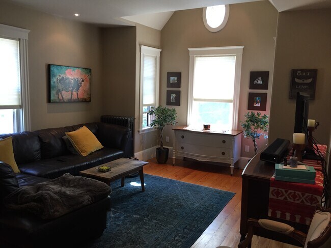 Living room with atrium front - 31 Conway St