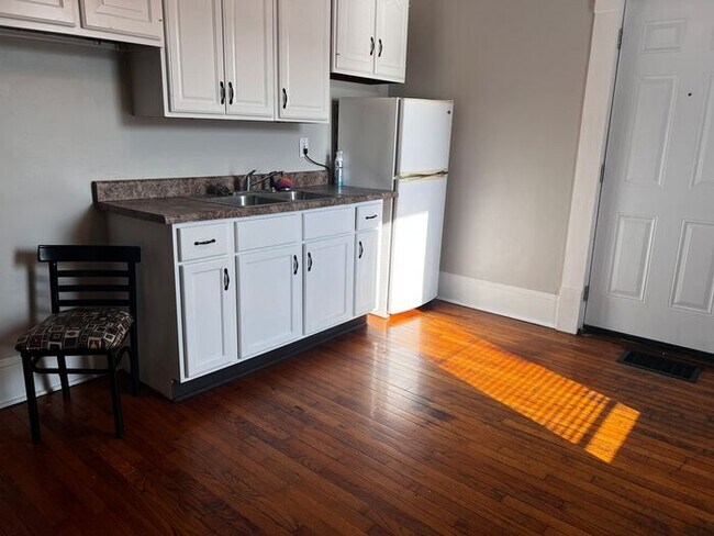 Foto del edificio - 2 Bedroom with All Utilities included Clos...