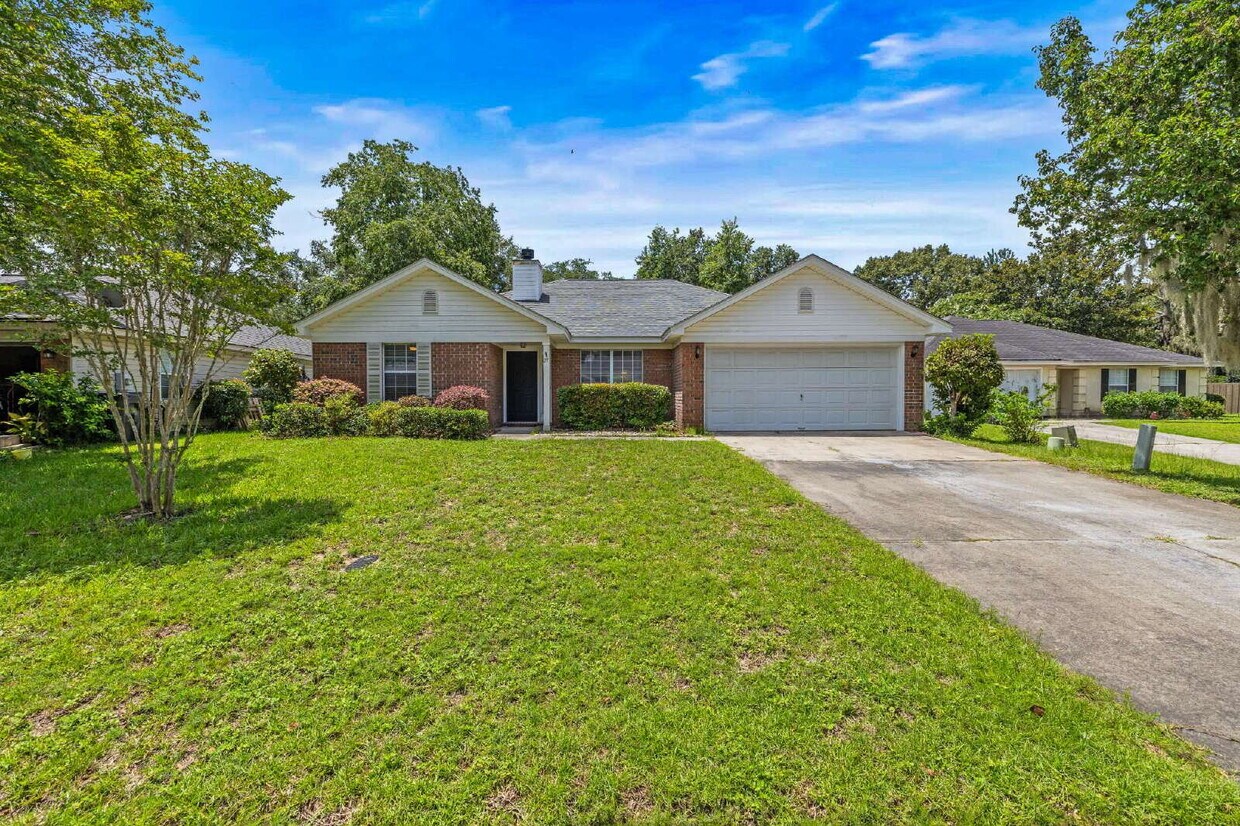 Foto principal - Charming All-Brick Home with Garage & Covered Patio!