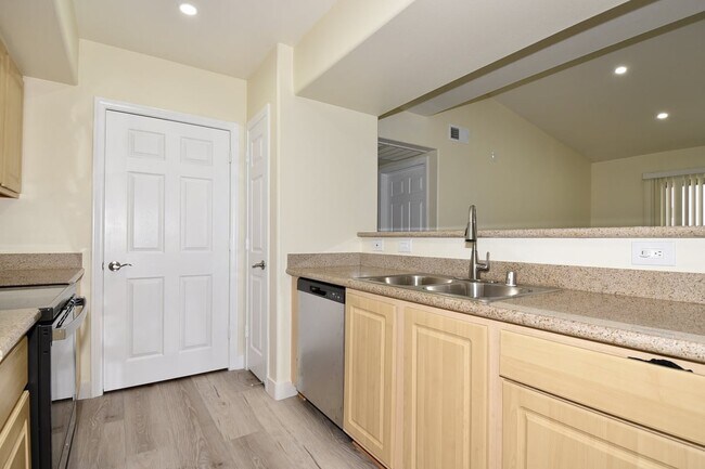 Foto del edificio - Charming 2nd Floor Unit In Gated Community!